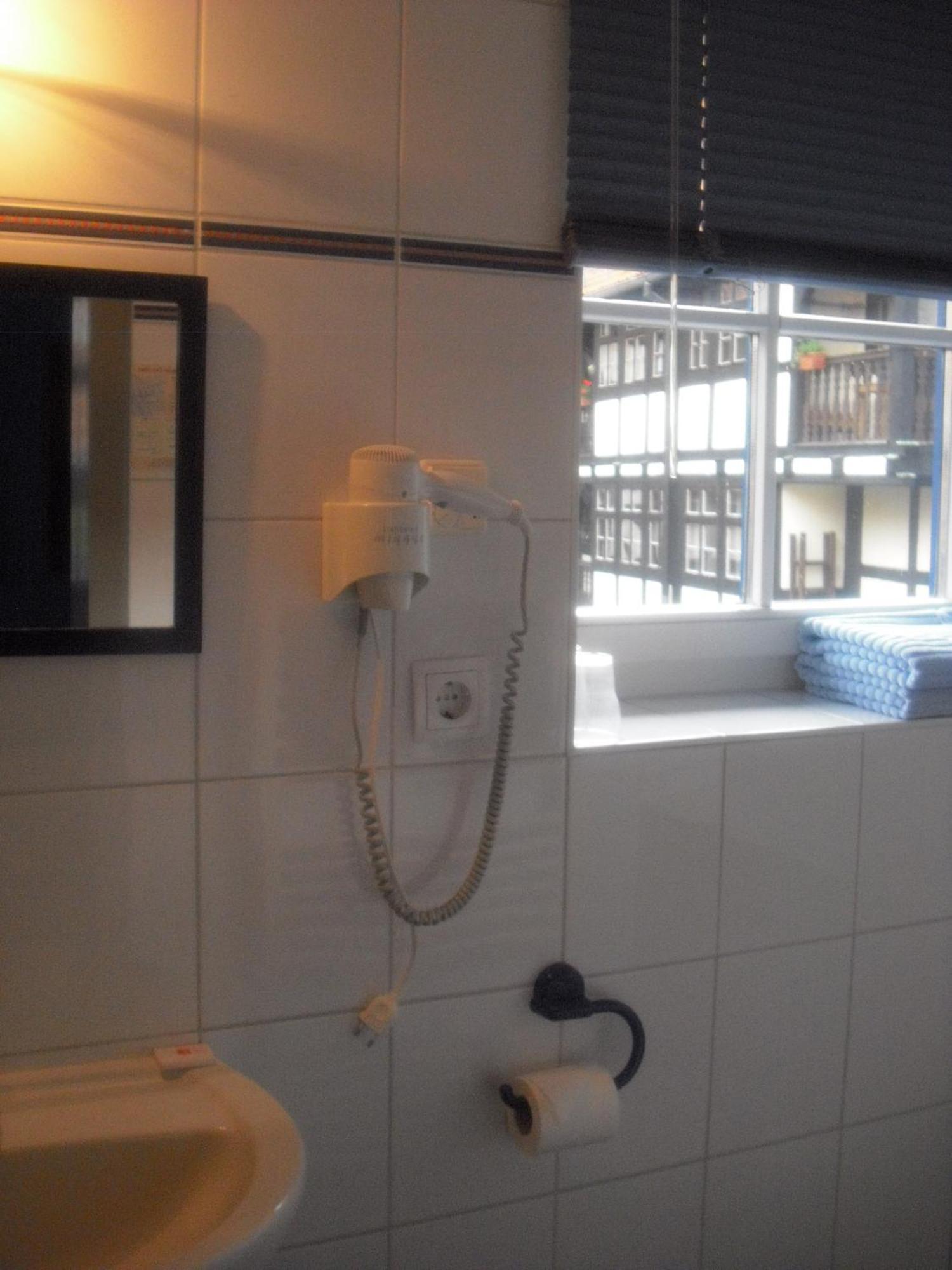 Fachwerkhotel - Ferienhaeuser Vorhof Zur Hoelle เควดลินบวร์ก ห้อง รูปภาพ